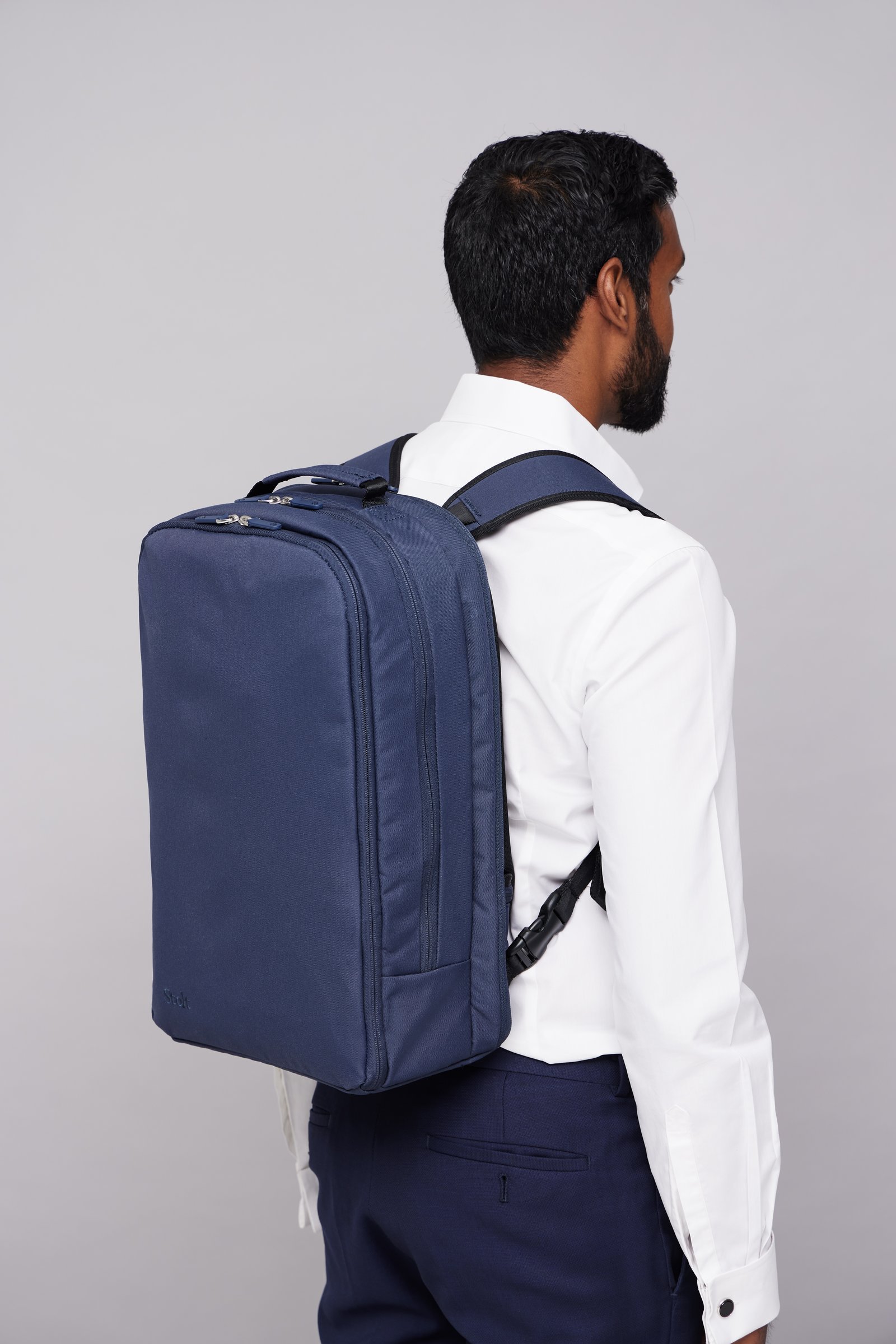 A person wearing a backpack correctly to ensure the laptop stays immobile.